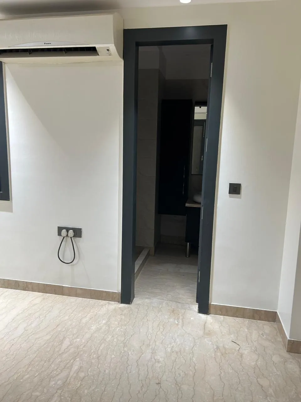 Air-conditioned room with a second attached bathroom